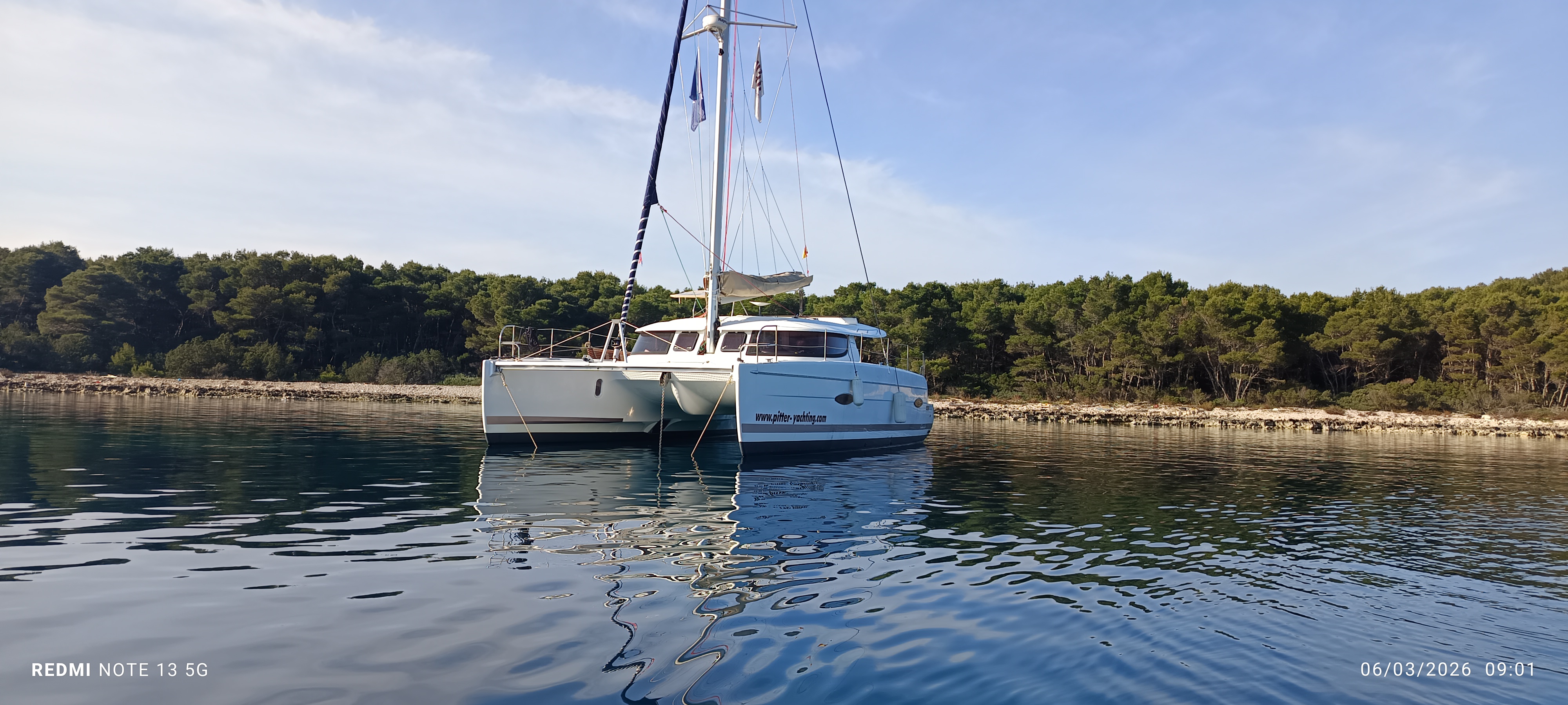 Catamarán Destino Arsenio en fondeo